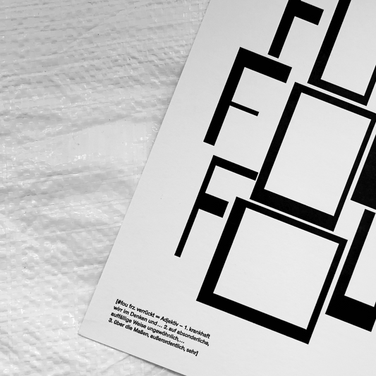 Schwarz-weiß Foto eines Flyers mit Text und grafischen Mustern auf weißem Untergrund.