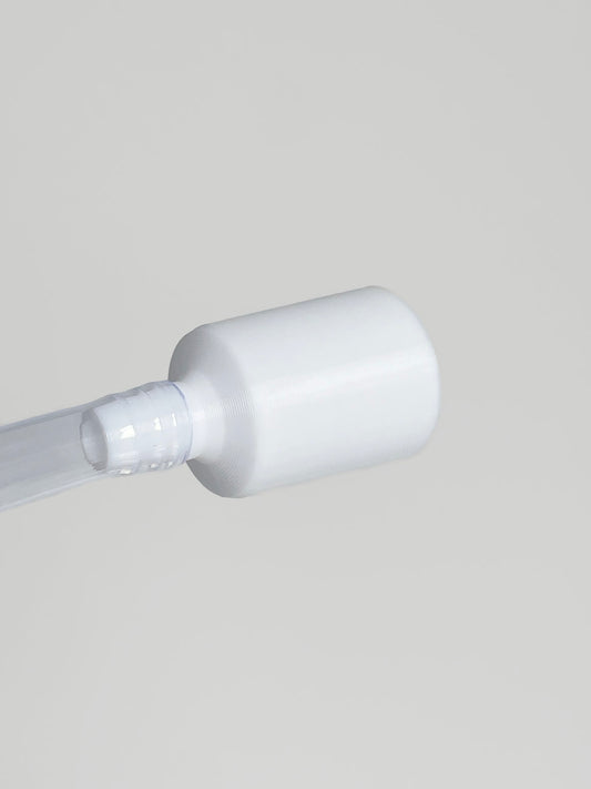 Weißer Filter mit transparentem Schlauch.