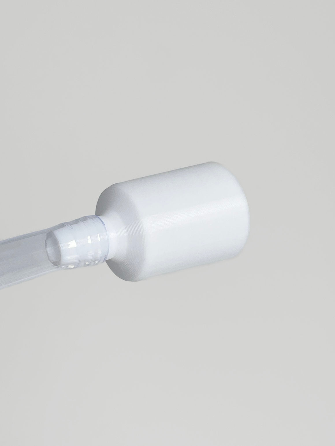 Weißer Filter an transparentem Schlauch.