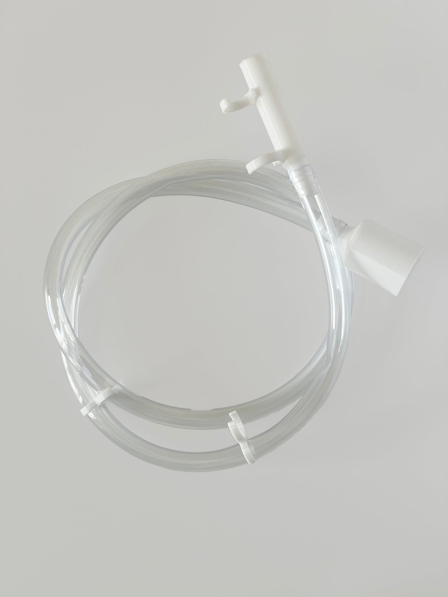 Transparentes Schlauchsystem mit weißem Verbindungsstück, medizinisch, steril.